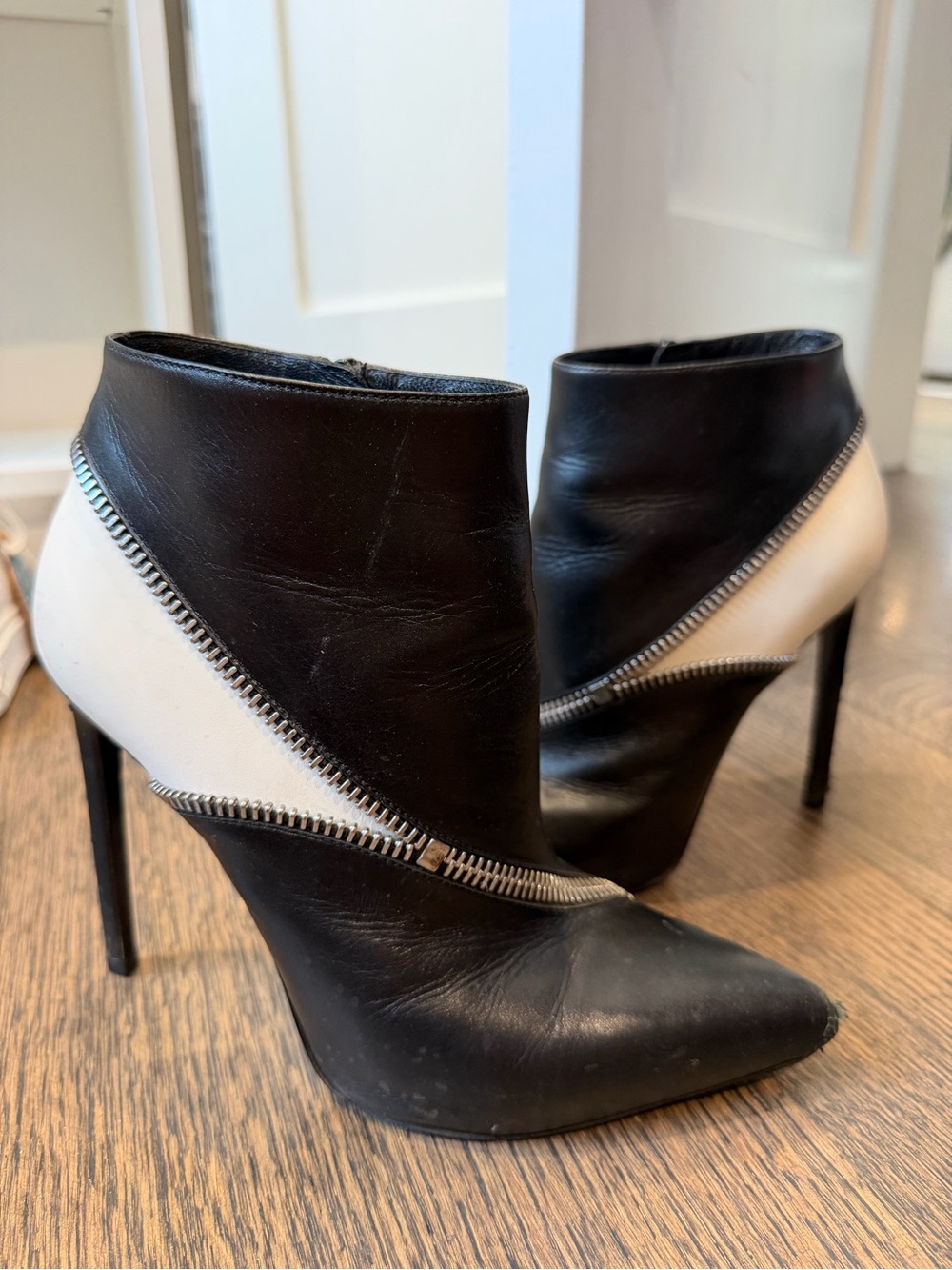 YSL Saint Laurent Black & White Leather Ankle Boots Booties Zipper Detail, 37.5